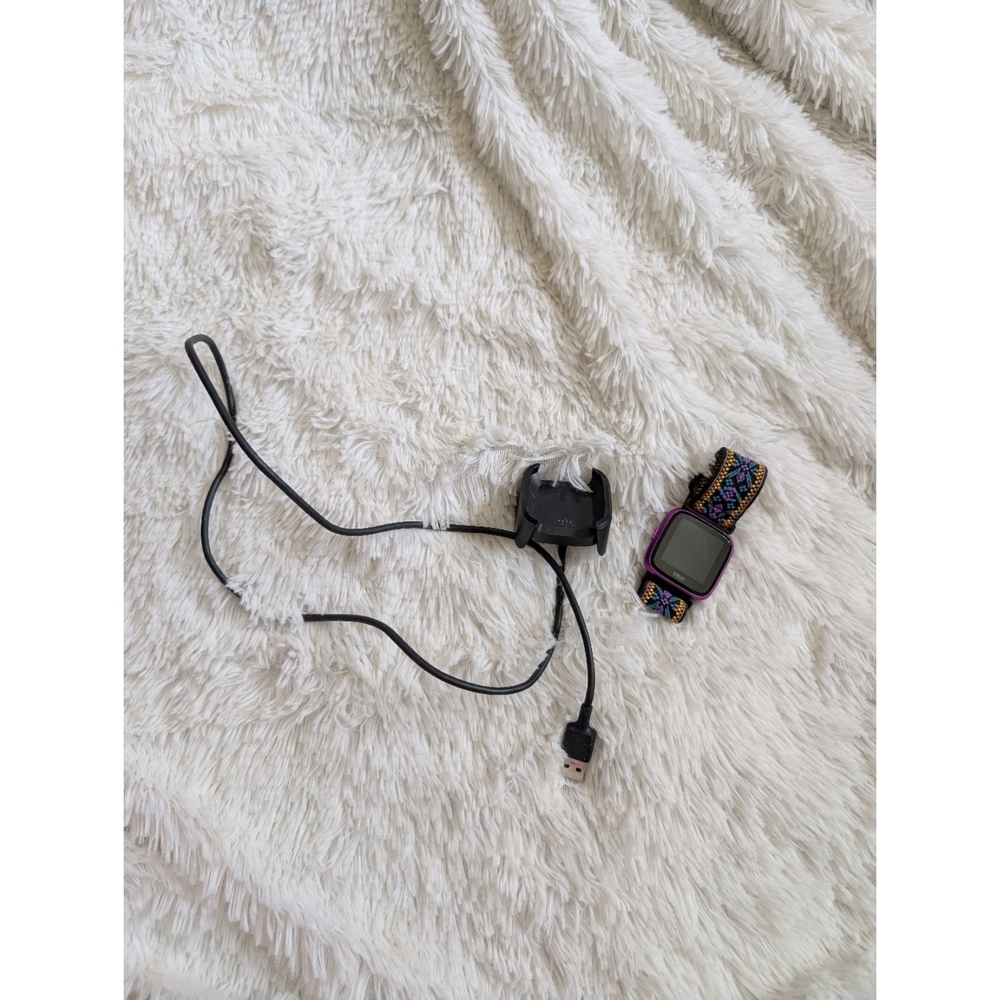 Fitbit Versa Lite Edition Purple With Stretchy Adjustable Band And Charger